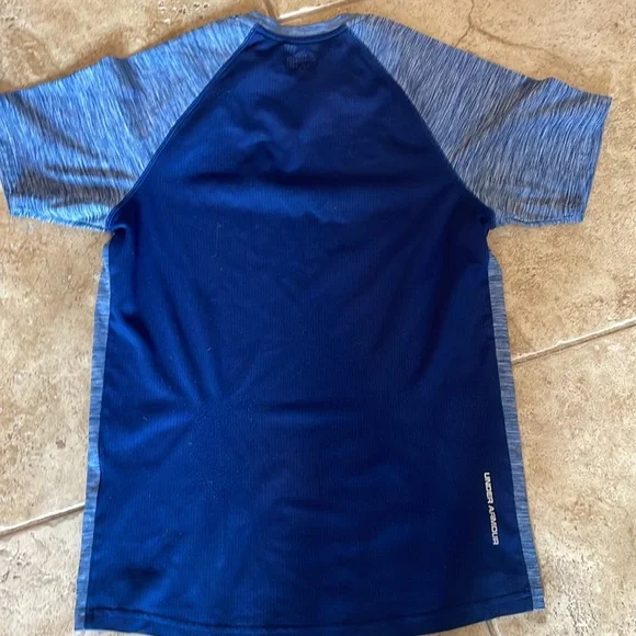 4 Under Armour heat gear short sleeves shirts, 1 adidas long sleeve - Picture 7 of 17